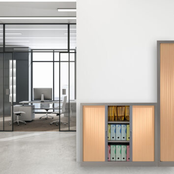 Armoire à rideaux pour archives et dossiers suspendus, série A, dimensions H100 L120, en milieu de bureau moderne.