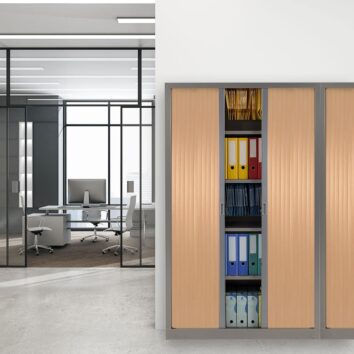 Armoire à rideaux pour archives et dossiers suspendus, H198 L120, Série A, devant un bureau moderne.