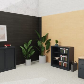 Armoire Rideaux SÉRIE PLUS anthracite dans un bureau moderne, avec plantes et étagères, H100 L100.