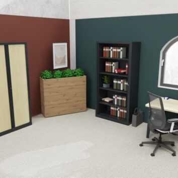 Armoire Rideaux SÉRIE PLUS anthracite et érable dans un bureau moderne avec étagères remplies de livres et un bureau avec chaise.