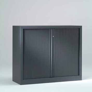Armoire à rideaux SÉRIE PLUS en anthracite 7016, dimensions H100 L120. Design moderne et fonctionnel pour bureaux.