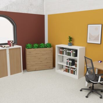 Armoire Rideaux SÉRIE PLUS H120 L120 en bois clair et blanc dans un bureau moderne avec étagères et plantes.