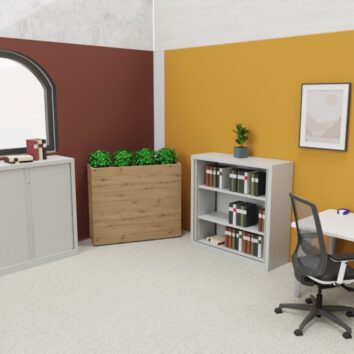 Armoire Rideaux SÉRIE PLUS gris clair H120 L120 dans un bureau moderne avec étagères, chaise ergonomique et plante décorative.