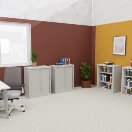Bureau moderne avec deux armoires gris clair de la série PLUS H100 L80 et des rideaux, entourées de plantes vertes.