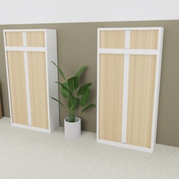 Armoire à rideaux SÉRIE PLUS, H198 L120, en chêne clair, avec réhausse. Placée dans un bureau moderne avec plante en pot.
