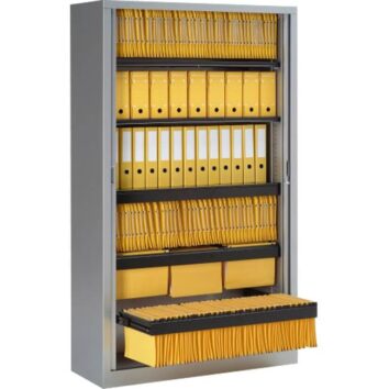 Une armoire à rideaux ouverte équipée de 3 châssis télescopique