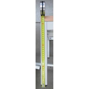 Dimension socle banc en métal avec mètre ruban pour meuble vestiaire.