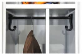 Une étagère porte cintre et 2 patères équipent le vestiaire industrie sale