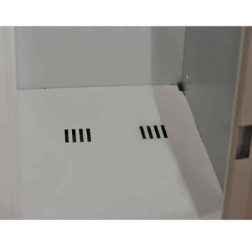 Vestiaire en métal avec ventilation intégrée pour évacuation de liquides et poussières, intérieur, gris.