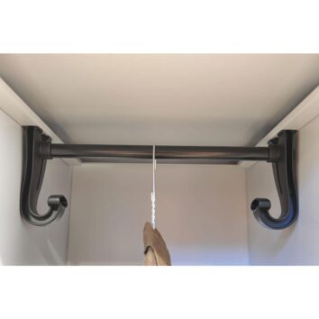 Patère penderie industrielle, acier, barre noire, vue intérieure, pour vestiaire propre.