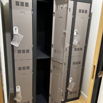 Vestiaire multicases gamme PREMIUM avec 8 casiers ouverts, finition anthracite basalte, idéal pour espaces de rangement.