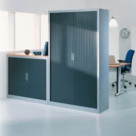 Un bureau agencé de deux armoires à rideaux DESIGN