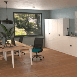 Bureau moderne avec armoire à portes battantes premium H198 P600 L120, fauteuils noirs et grande fenêtre.