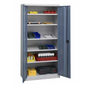 L'armoire d'atelier à étagères inclinées