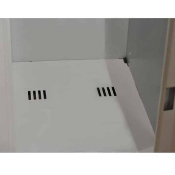 Ouverture d'évacuation dans un vestiaire pour liquides et poussières, modèle L30, vue intérieure.