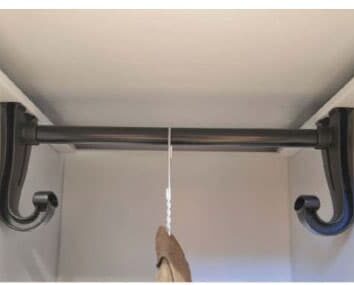 porte cintre dans un vestiaire industrie propre