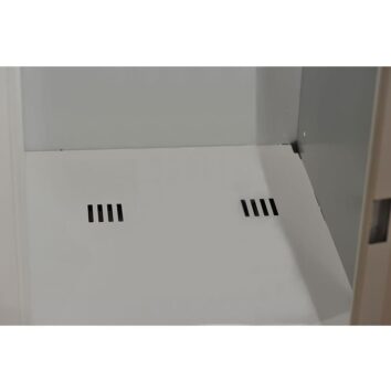 Plateau intérieur d'armoire équipée de grilles pour évacuation des liquides et poussières, vue de près.