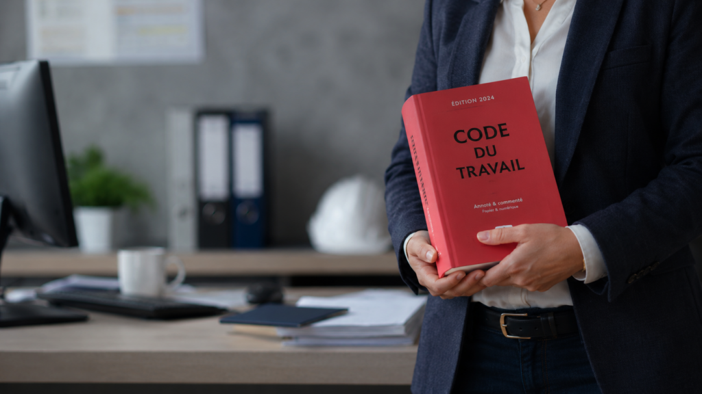bannière code du travail personne tenant un code du travail dans les mains