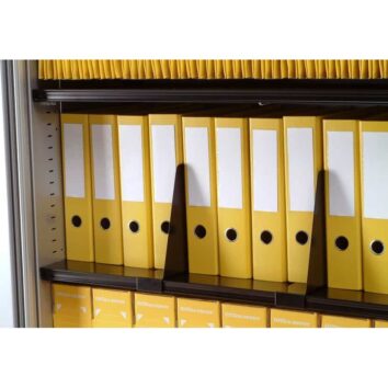 Classement de dossier dans une armoire de bureau