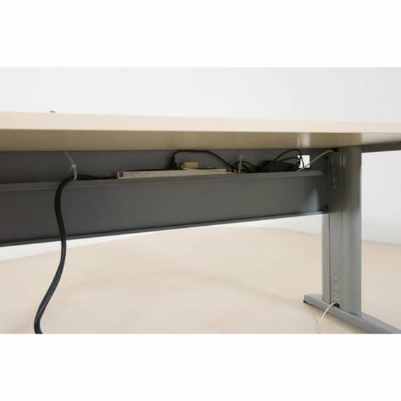 passe cable sous le bureau