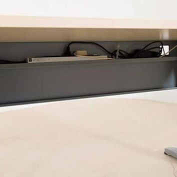 cables places sous un bureau