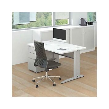 Bureau blanc avec caisson porteur, design moderne, angle de vue bureau avec chaise, lumière naturelle.