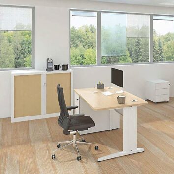 Bureau moderne avec caisson porteur, fini blanc et chêne clair, placé dans un espace lumineux.