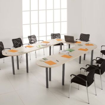 Table de réunion 9 places, style élégant, pieds anthracite, surface bois clair, chaises noires, vue en salle.