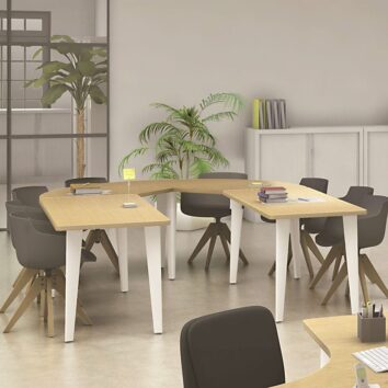 Table de réunion élégante, en U, pour 8 personnes, couleur blanc et chêne, vue d'angle.