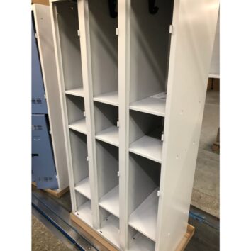 Vestiaire de sport avec cases pour chaussures, gamme premium, pratique et fonctionnel.