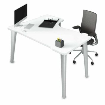 Bureau asymétrique blanc, ligne Élégance, avec chaise et accessoires, vue en perspective.