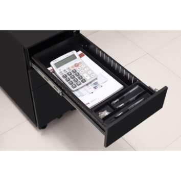 Caisson slim noir avec tiroirs ouverts, outils de bureau visibles.