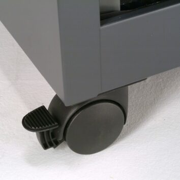 Roue pivotante pour mobilier de bureau, vue de près, couleur noire, avec frein intégré.