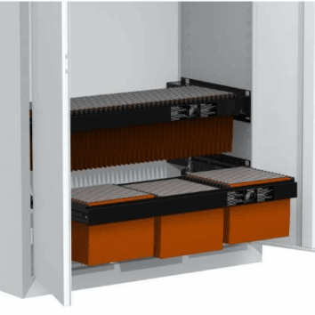 Armoire vestiaire sécurisée, portes ouvertes, étagères visibles, couleur blanche et orange.