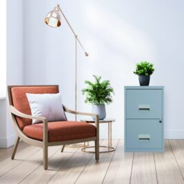 Classeur Pierre Henry SOHO en aluminium avec 2 tiroirs, hauteur 66 cm, dans un salon moderne avec fauteuil et plantes.