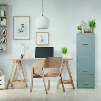 Classeur pour dossiers suspendus 4 tiroirs SOHO en aluminium, hauteur 126 cm, dans un bureau moderne.