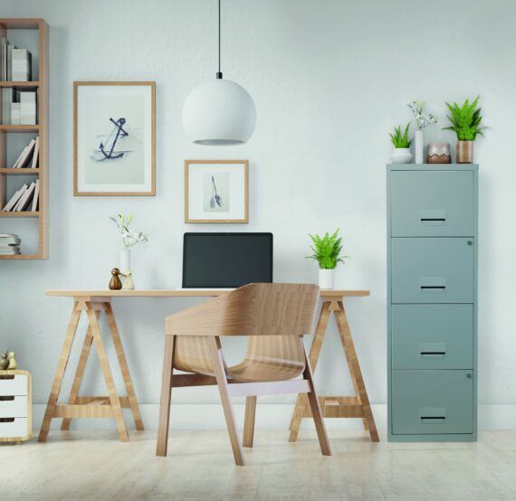 Classeur pour dossiers suspendus 4 tiroirs SOHO en aluminium, hauteur 126 cm, dans un bureau moderne.