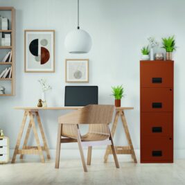 Classeur pour dossiers suspendus 4 tiroirs SOHO en terracotta, hauteur 126 cm, dans un bureau moderne et épuré.