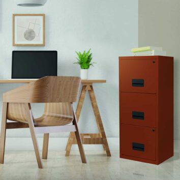 Classeur à dossiers suspendus 3 tiroirs Soho Pierre Henry, couleur terracotta, hauteur 96 cm, dans un bureau moderne.