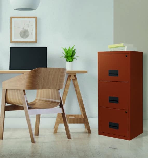 Classeur à dossiers suspendus 3 tiroirs Soho Pierre Henry, couleur terracotta, hauteur 96 cm, dans un bureau moderne.