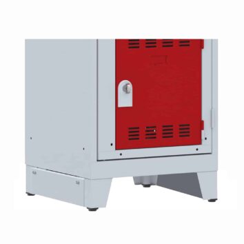 Plinthe latérale grise pour vestiaire multicases visitable, avec porte rouge et structure métallique robuste.