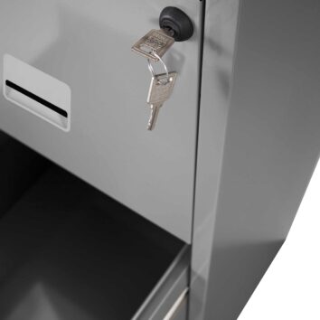 Classeur à 3 tiroirs Soho Pierre Henry, métal gris avec serrure, conçu pour dossiers suspendus. Hauteur 96 cm.