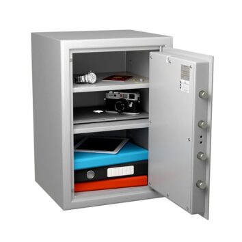 Coffre-fort anti-feu norme DIN 4102, classe S2 MB 60, avec porte ouverte montrant étagères et objets sécurisés.