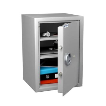 Coffre-fort anti-feu norme DIN 4102, classe S2 - MB 60, avec porte ouverte, montrant des étagères avec documents et objets de valeur.