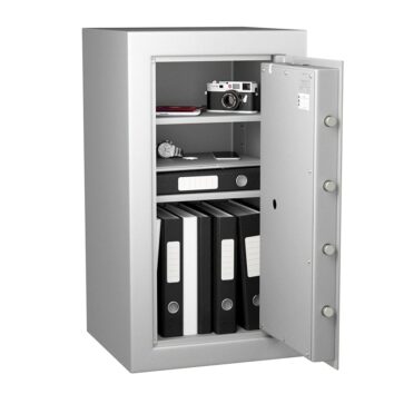 Coffre-fort Vulcain 80 ouvert, montrant des étagères avec dossiers, appareil photo et montre. Conforme norme VDMA niveau B, anti-feu et anti-effraction.