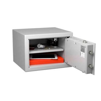 Petit coffre-fort anti-feu ouvert, norme DIN 4102, classe S2, modèle MB 18, avec objets à l'intérieur.