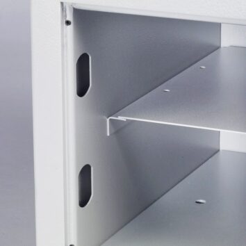 Petit coffre-fort anti-feu norme DIN 4102, Classe S2 MB 18, intérieur avec étagères réglables pour rangement sécurisé.