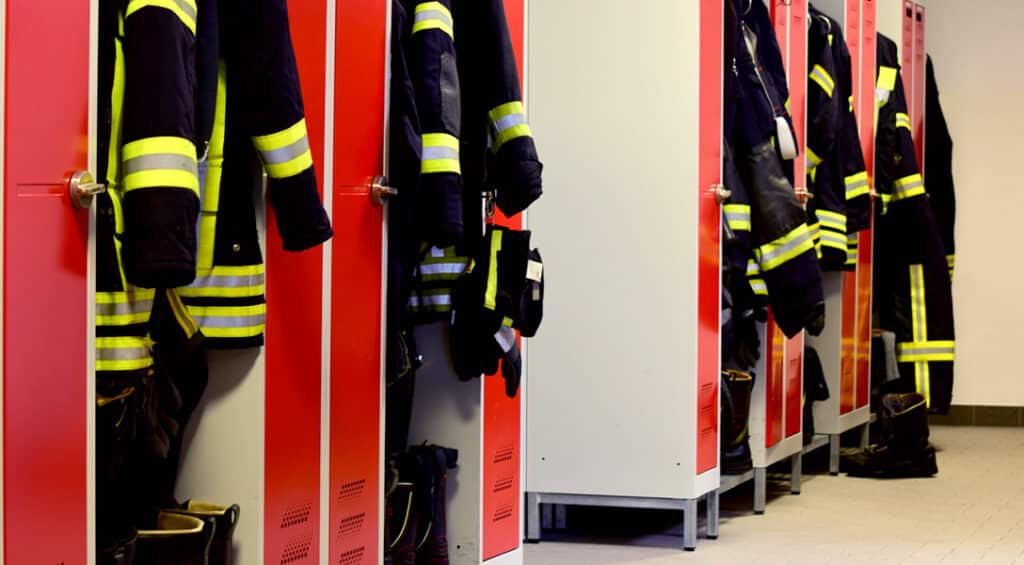 Vestiaire pompier en situation dans une caserne