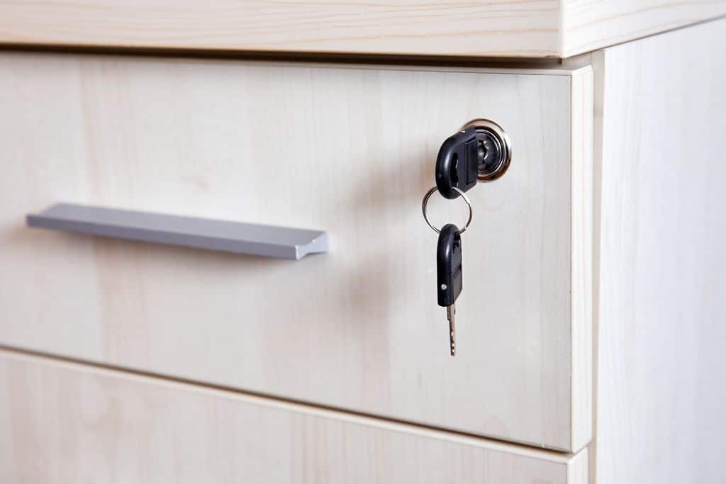 Comment ouvrir une armoire de bureau sans clé ?