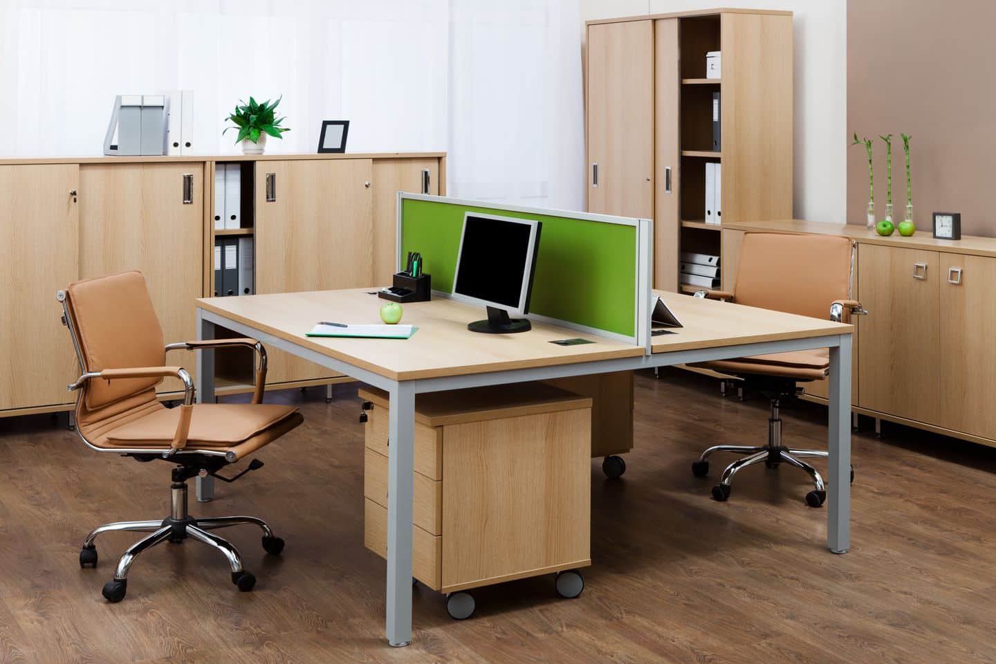 Bureau bien organisé avec meubles de rangement en bois clair et chaises confortables.
